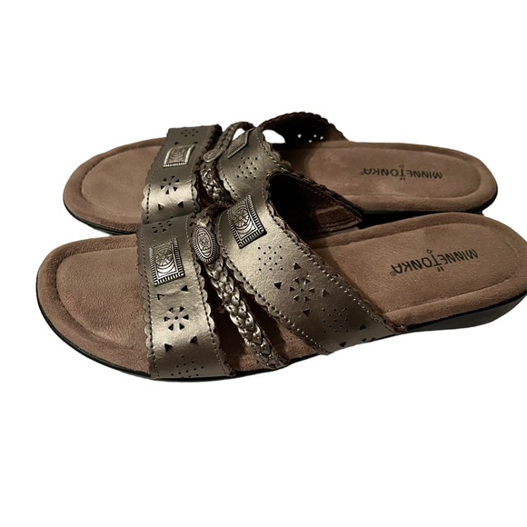 Minnetonka Sandals Women’s Slip On Open Cutwork Gray Leather Size 11 NWOT - Picture 8 of 8
